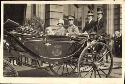 Ak Mons Wallonien Hennegau, Fürsten verlassen den Bahnhof Mons, Leopold III., Astrid von Schweden