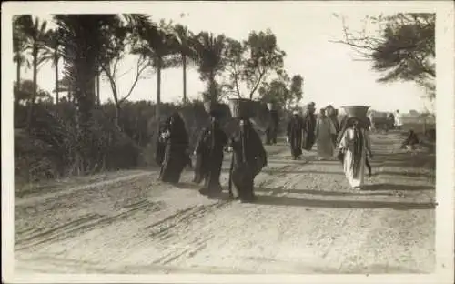 Foto Ak Ägypten, Verschleierte Frauen, Körbe, Straße