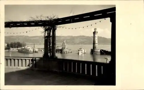 Foto Ak Lindau am Bodensee Schwaben, Hafeneinfahrt, Schiffe, Leuchtturm