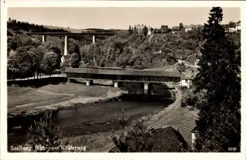 Ak Saalburg in Thüringen, Blick vom Köhlerweg, überdachte Brücke