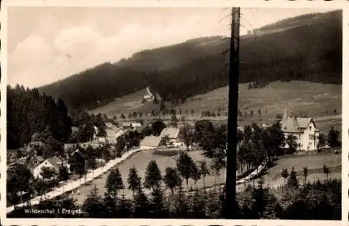 Ak Wildenthal Eibenstock im Erzgebirge, Teilansicht vom Ort, Kirche, Wald