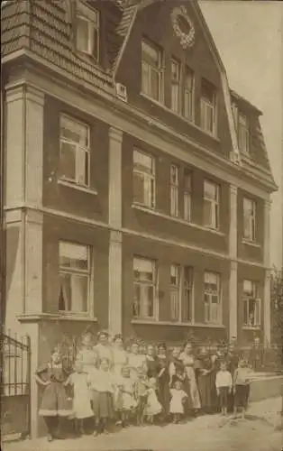 Foto Ak Deutschland ?, Gebäude, Menschengruppe mit Kindern