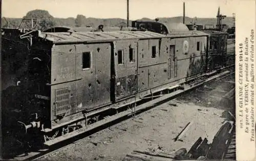 Ak Verdun Meuse, Bahnhof, Gleisseite, Beschossener Zug, I. WK