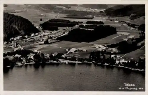 Ak Titisee Neustadt im Breisgau Hochschwarzwald, Fliegeraufnahme