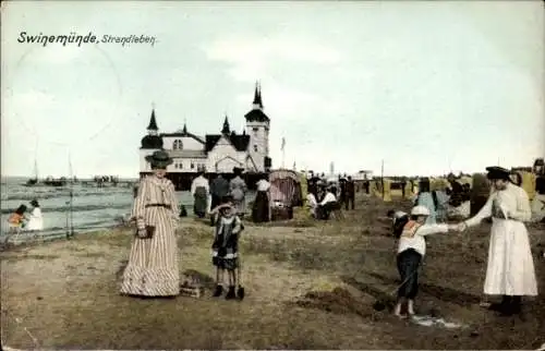 Ak Świnoujście Swinemünde Pommern, Strandleben, Frauen mit Kindern