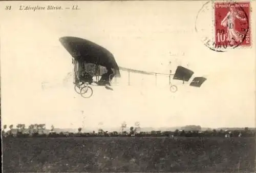 Ak Flugzeug Bleriot über einem Flugplatz