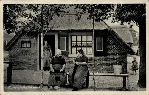 Ak Nunspeet Gelderland, Na het werk, Frauen in Tracht