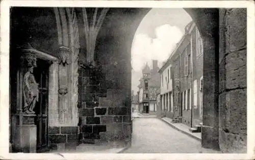 Ak Aubigny sur Nère Cher, Porche de l'Eglise, Rue Pousse-Panier