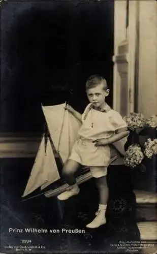 Ak Prinz Wilhelm von Preußen, Kinderportrait mit Modellboot