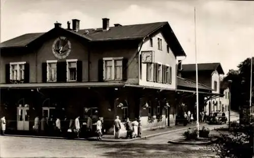 Ak Bad Elster im Vogtland, Bahnhof, Straßenansicht