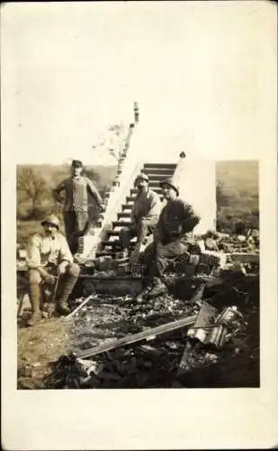 Foto Ak Französische Soldaten an einer Hausruine, Kriegszerstörungen, I WK