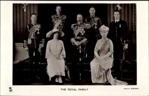 Ak König Georg V. von England, King George V., Queen Mary, Prince George, Henry, Mary, Duke of York