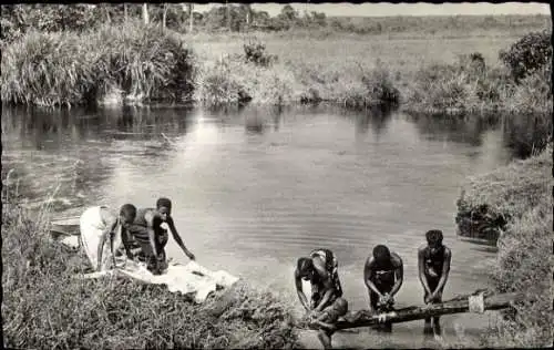 Ak Black Africa, Wäsche im Fluss