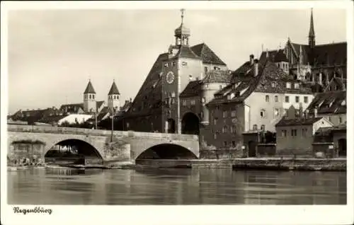 Ak Regensburg an der Donau Oberpfalz, Brücke, Uhrturm, Ufer