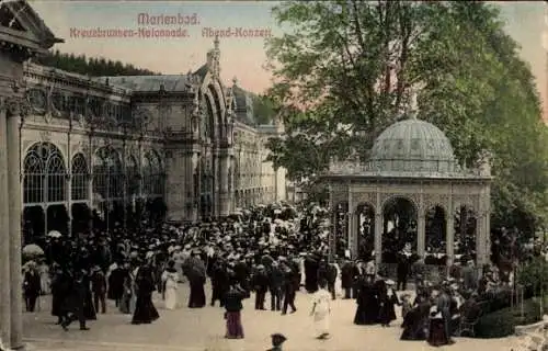 Ak Mariánské Lázně Marienbad Region Karlsbad, Kreuzbrunnen Kolonnade, Abendkonzert