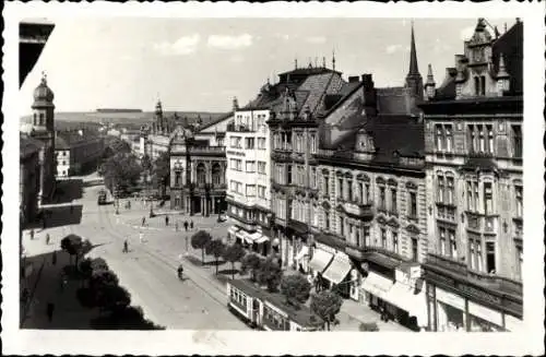 Ak Plzeň Pilsen Stadt, Straßenpartie, Straßenbahn