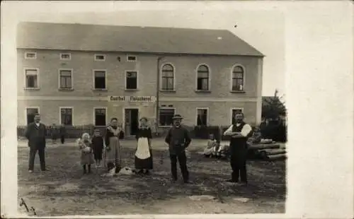 Foto Ak Deutschland ?, Gasthof, Fleischerei, Anwohner