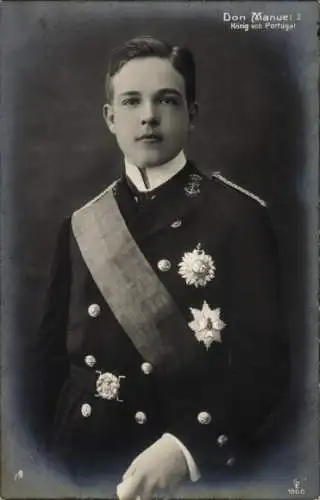 Ak Manuel II., König von Portugal, Portrait in Uniform, Orden