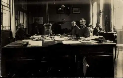 Foto Ak Deutsche Soldaten in Uniformen, Geschäftszimmer Reserve Lazarett, I WK