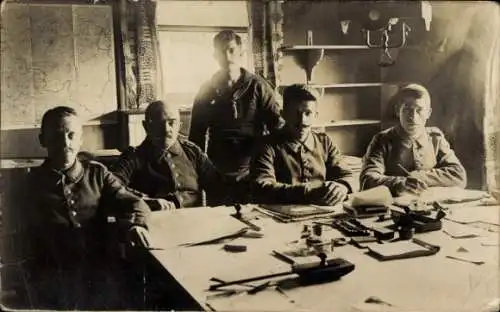 Foto Ak Deutsche Soldaten in Uniformen in der Schreibstube