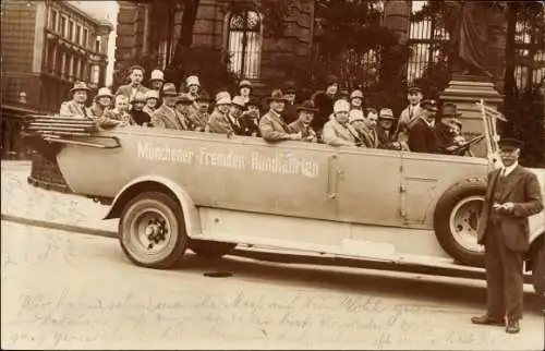 Foto Ak München Bayern, Fahrgäste der Münchener Fremden Rundfahrten, Gruppenportrait