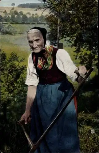 Ak Odenwälder Volkstrachten, Alte Frau mit einer Sense