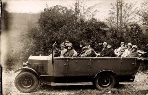 Foto Ak Menschen im Auto, Ausflug