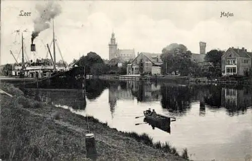 Ak Leer in Niedersachsen, Hafenpartie, Anlegestelle, Dampfer Fenix, Ruderboot, Rathaus