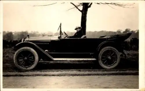 Foto Ak Frau in einem Automobil