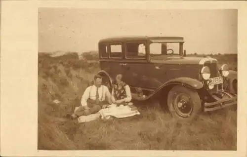 Foto Ak Mann und Frau bei einem Picknick vor ihrem Automobil