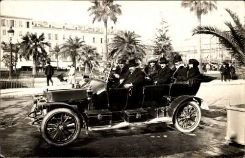 Foto Ak Personen in einem Automobil