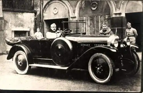 Foto Ak Französische Soldaten mit einem Automobil