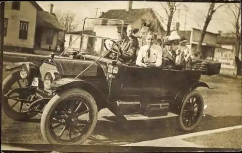 Foto Ak Männer in einem Automobil