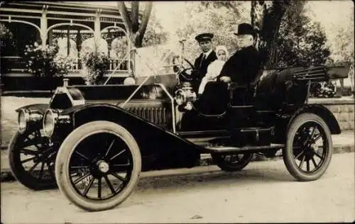 Foto Ak Männer und Kind in einem Automobil