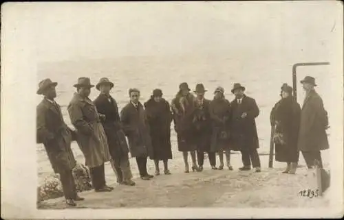 Foto Ak Marseille Bouches du Rhône, Männer und Frauen in Mänteln am Strand