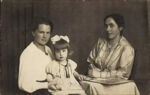 Foto Ak Zwei Frauen und ein Mädchen, Gruppenfoto, Jahr 1920