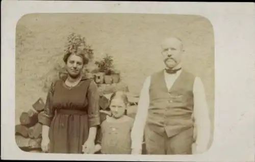 Foto Ak Familienbild, Eltern, Tochter, Gruppenfoto