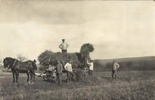 Foto Ak Deutsche Soldaten in Uniformen bei der Feldarbeit