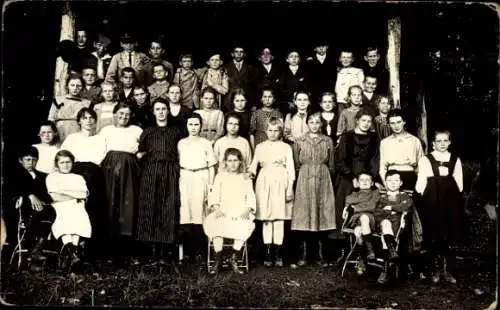 Foto Ak Gruppenbild, Menschengruppe, Kinder, Frauen