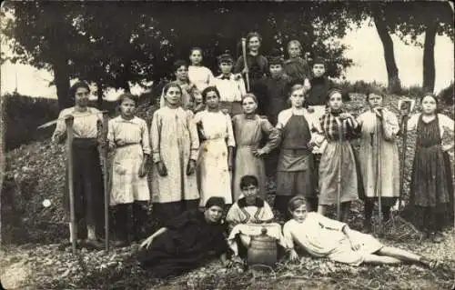 Foto Ak Bäuerinnen, Gruppenbild, Feldarbeit