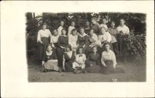 Foto Ak Frauen und Kinder, Gruppenbild