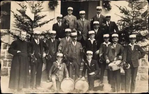 Foto Ak Kinder in Uniformen, Orchester, Geistlicher