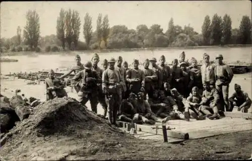 Foto Ak Soldaten beim Brückenbau, Gruppenbild