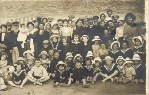 Foto Ak Kinder und Erwachsene am Strand, Gruppenfoto