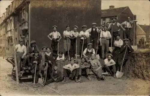 Foto Ak Arbeiter, Schaufel, Spitzhacke, Gruppenbild