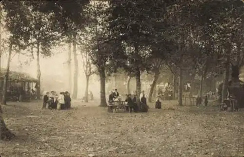 Foto Ak Personen an Tischen im Wald, Gasthaus