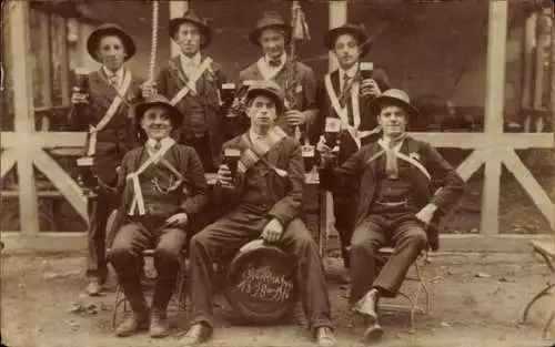 Foto Ak Gruppenfoto von Rekruten, Musterung 1916, Bier