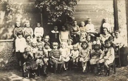 Foto Ak Berlin Lichtenberg Friedrichsfelde, Gruppenbild, Kinder