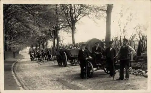 Foto Ak Bauern, Fuhrwerke, Gruppenbild, Straße