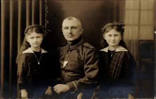 Foto Ak Mann in Uniform, Soldat, Porträt mit zwei Töchtern